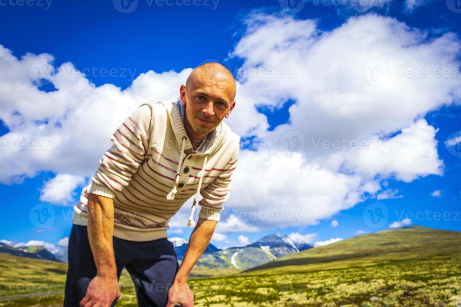 jovem caminhante e montanhas paisagem panorama parque nacional de rondane noruega. foto