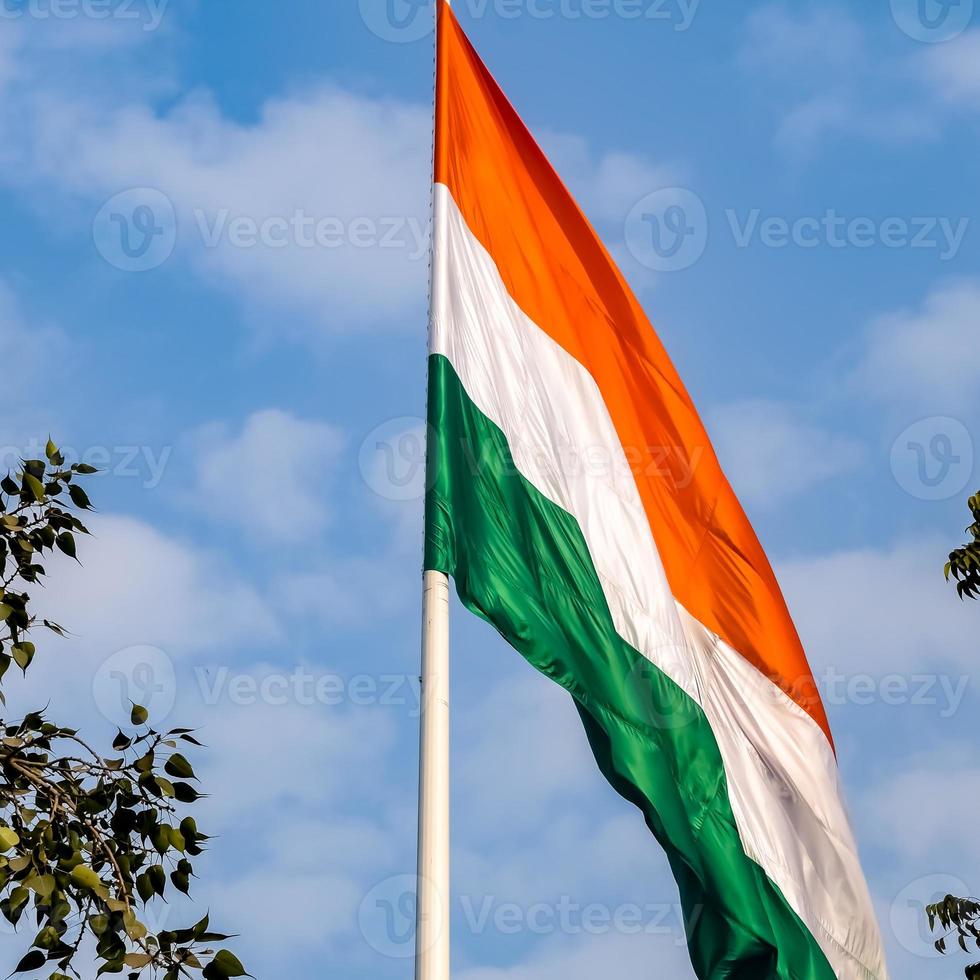 bandeira da índia voando alto no lugar de connaught com orgulho no céu azul, bandeira da índia tremulando, bandeira indiana no dia da independência e dia da república da índia, tiro inclinado, acenando a bandeira indiana, har ghar tiranga foto