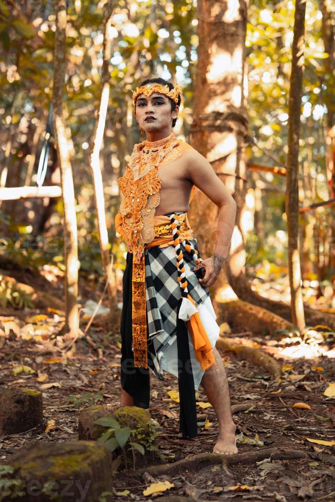 um retrato de um homem asiático usando uma coroa de ouro e um colar de ouro sem camisa foto