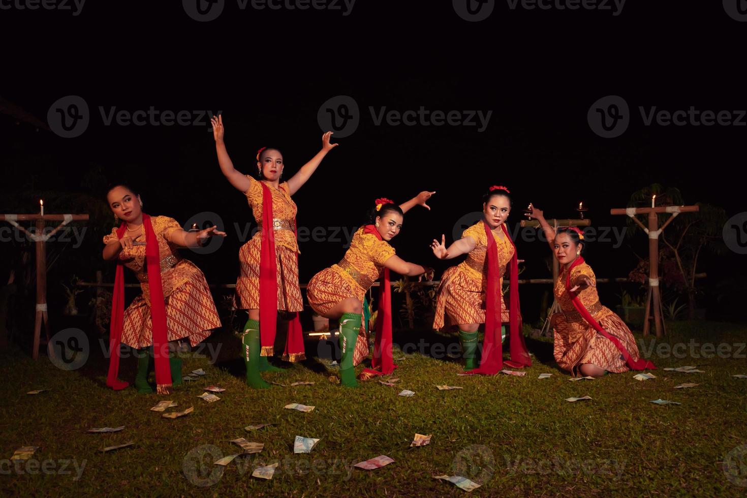 dançarinos javaneses com bela maquiagem e traje tradicional enquanto dançam a dança tradicional no palco foto