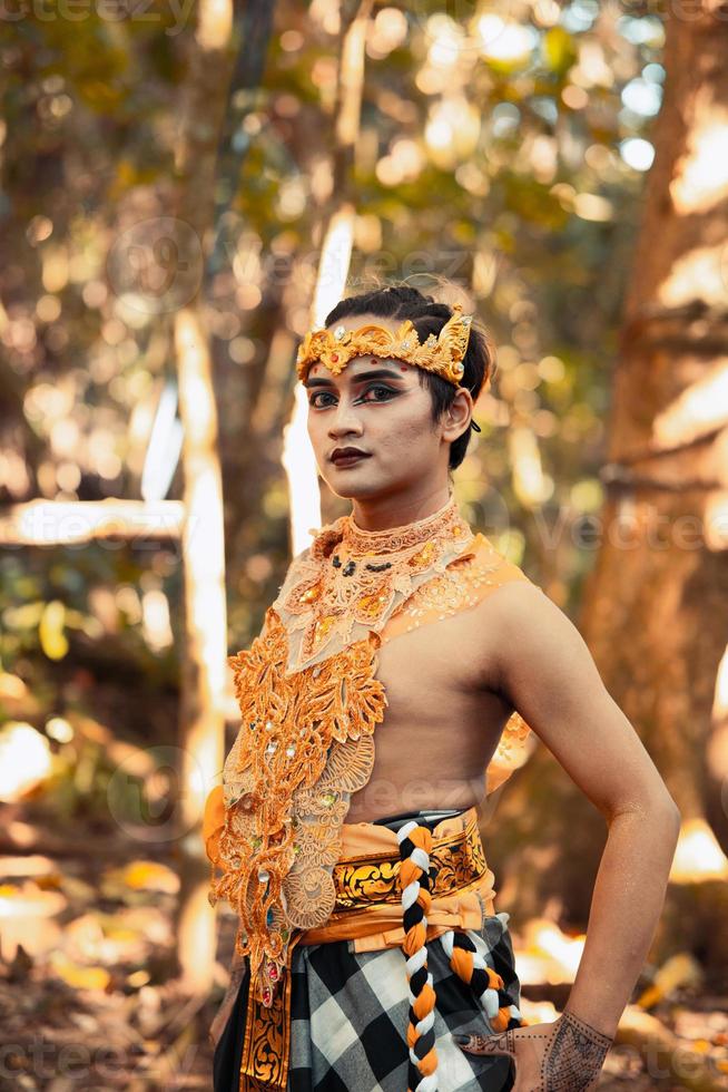 um retrato de um homem asiático usando uma coroa de ouro e um colar de ouro sem camisa foto