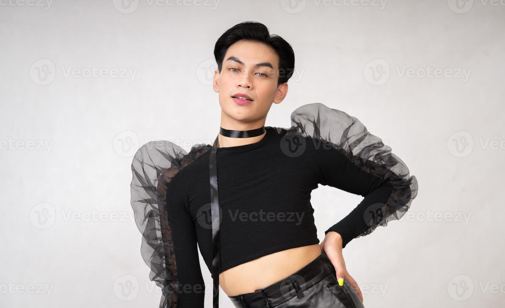 retrato de um homem feminino em vestido preto e cabelo preto enquanto usava maquiagem foto