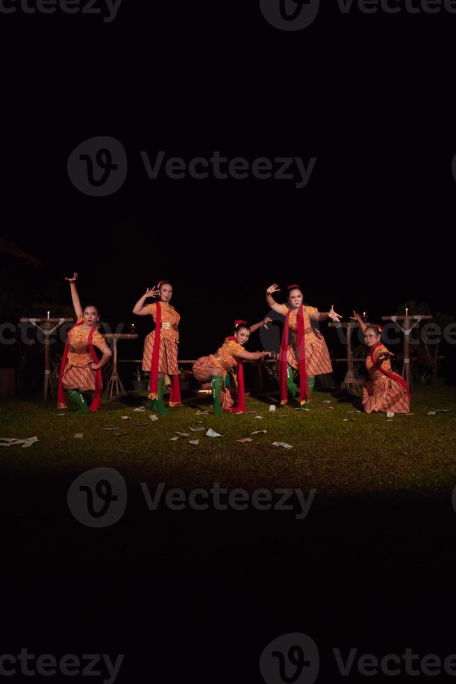 retrato de dançarina balinesa enquanto dançava no palco com traje tradicional e maquiagem durante a competição foto