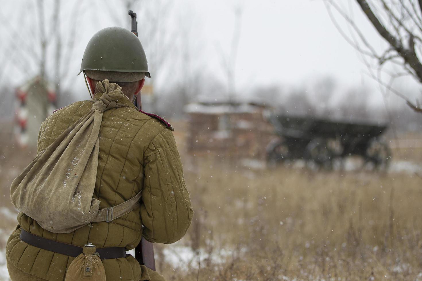 bielorrússia, gomil, 25 de outubro de 2018, reconstrução das hostilidades. um soldado da segunda guerra mundial está de costas para a câmera. foto