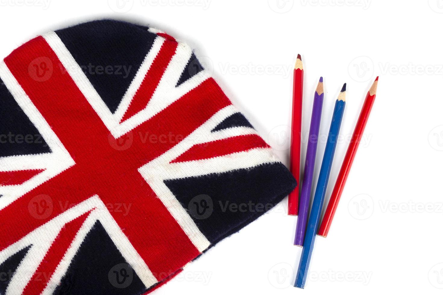chapéu de malha de inverno com um padrão da bandeira do reino unido e lápis de cor sobre um fundo branco. foto