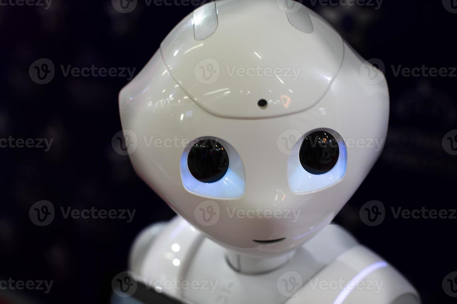 close-up do robô android em um fundo preto. foto