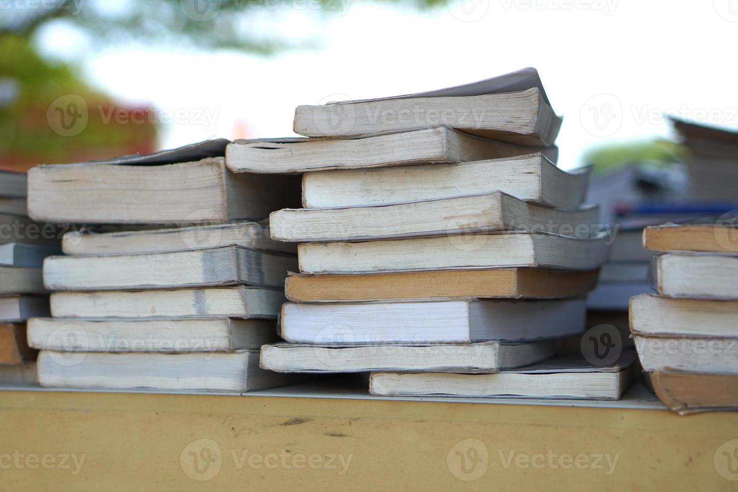 pilhas de livros antigos esperando para serem reciclados. foto
