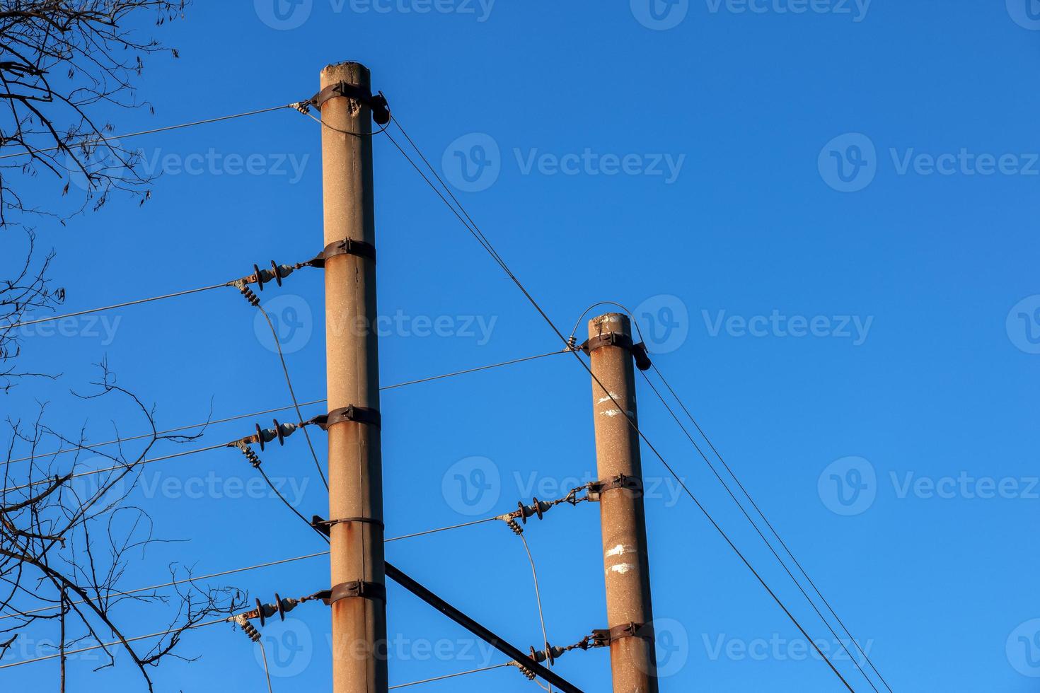 pólo elétrico com um fio linear contra o close-up do céu azul. pólo elétrico de energia. foto