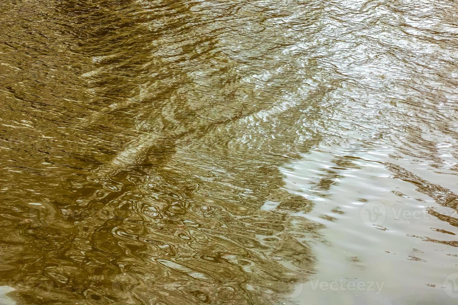 fundo de água do rio com ondas e ondulações. Rio Nitra na Eslováquia. foto