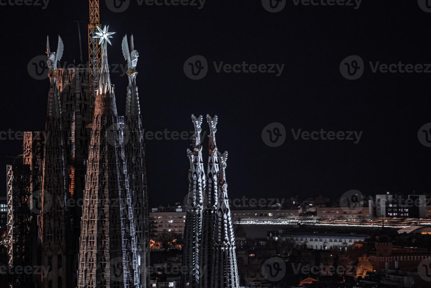 visão noturna da catedral de la sagrada familia. impressionante catedral foto