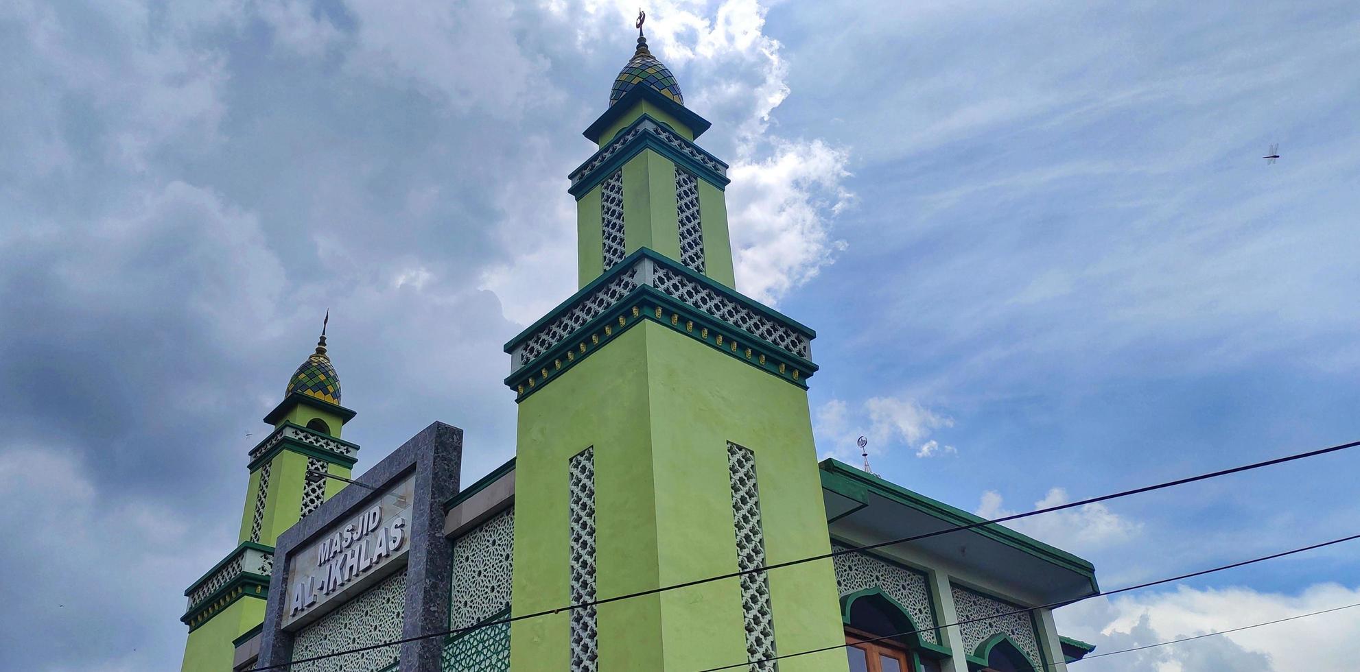 a mesquita muçulmana na foto com um céu azul nublado como fundo.