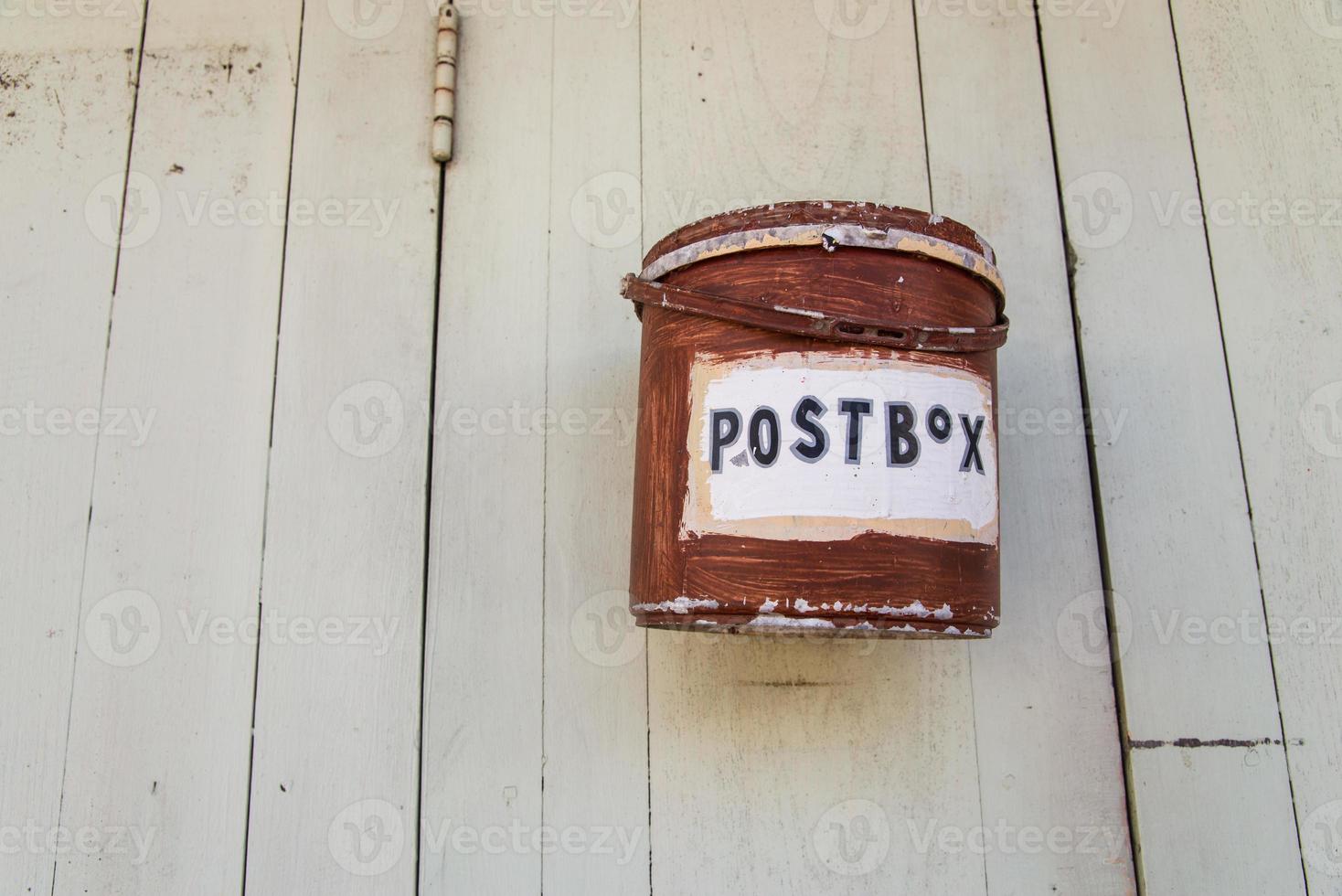 a caixa postal vintage vermelha na velha porta de madeira branca, pai, maehongson, tailândia foto