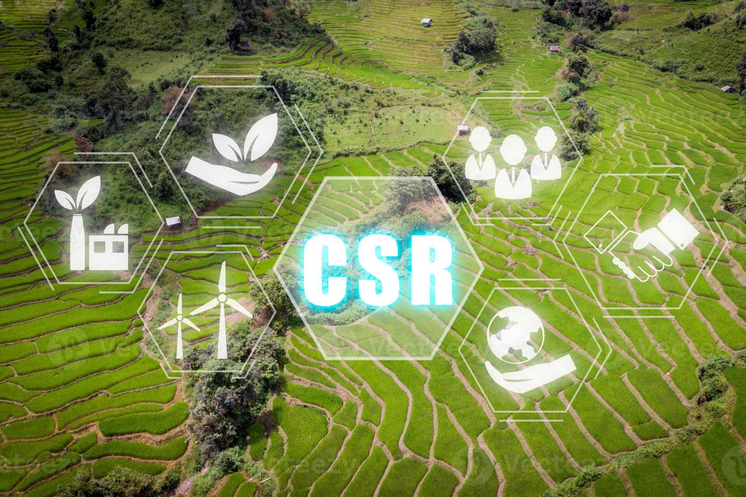 conceito de responsabilidade social corporativa csr, terraço de arroz com vista aérea superior com ícone de responsabilidade social corporativa na tela virtual. foto