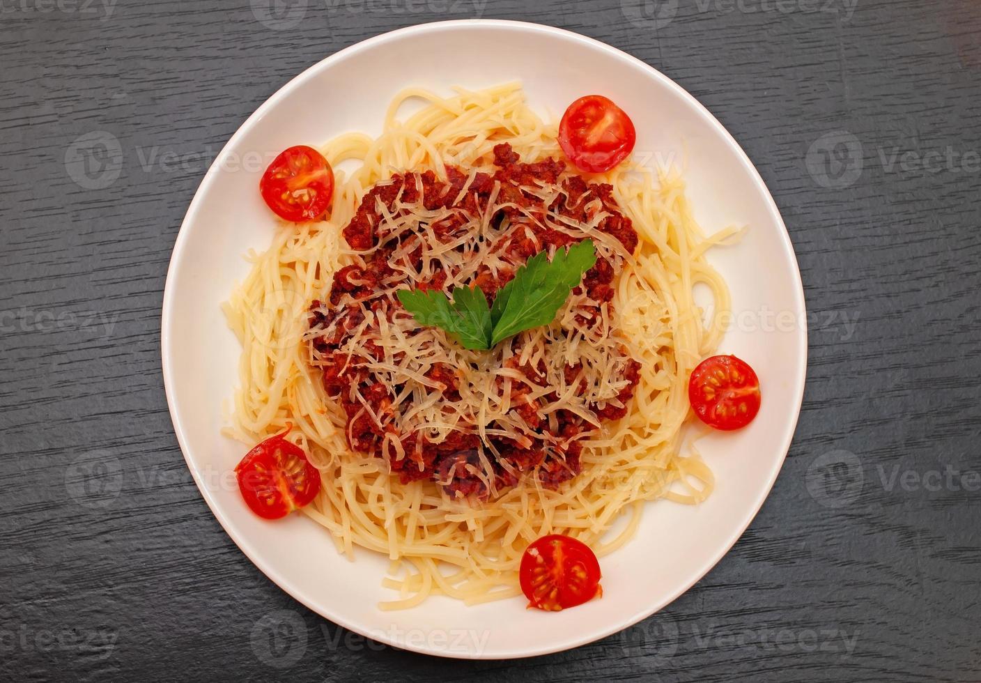 macarrão espaguete à bolonhesa com molho de tomate e carne foto