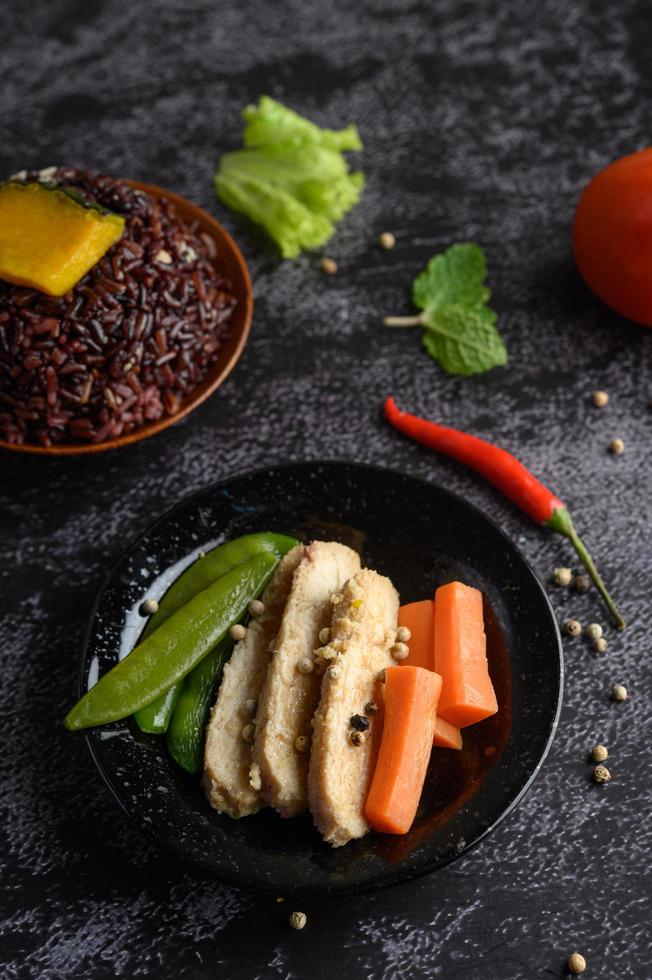 bagas de arroz roxas com peito de frango grelhado, abóbora, cenoura e hortelã foto