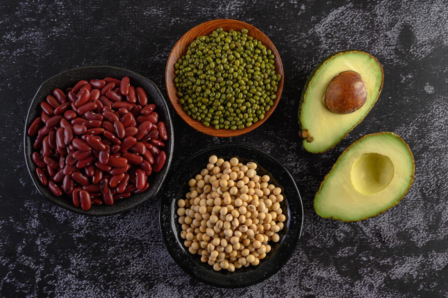 legumes e frutas em um fundo escuro foto