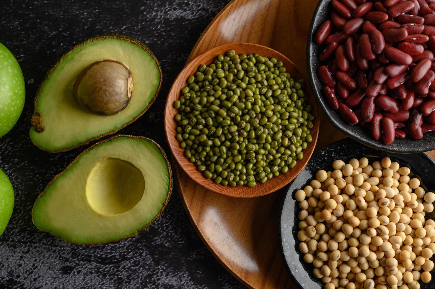 legumes e frutas em um fundo escuro foto