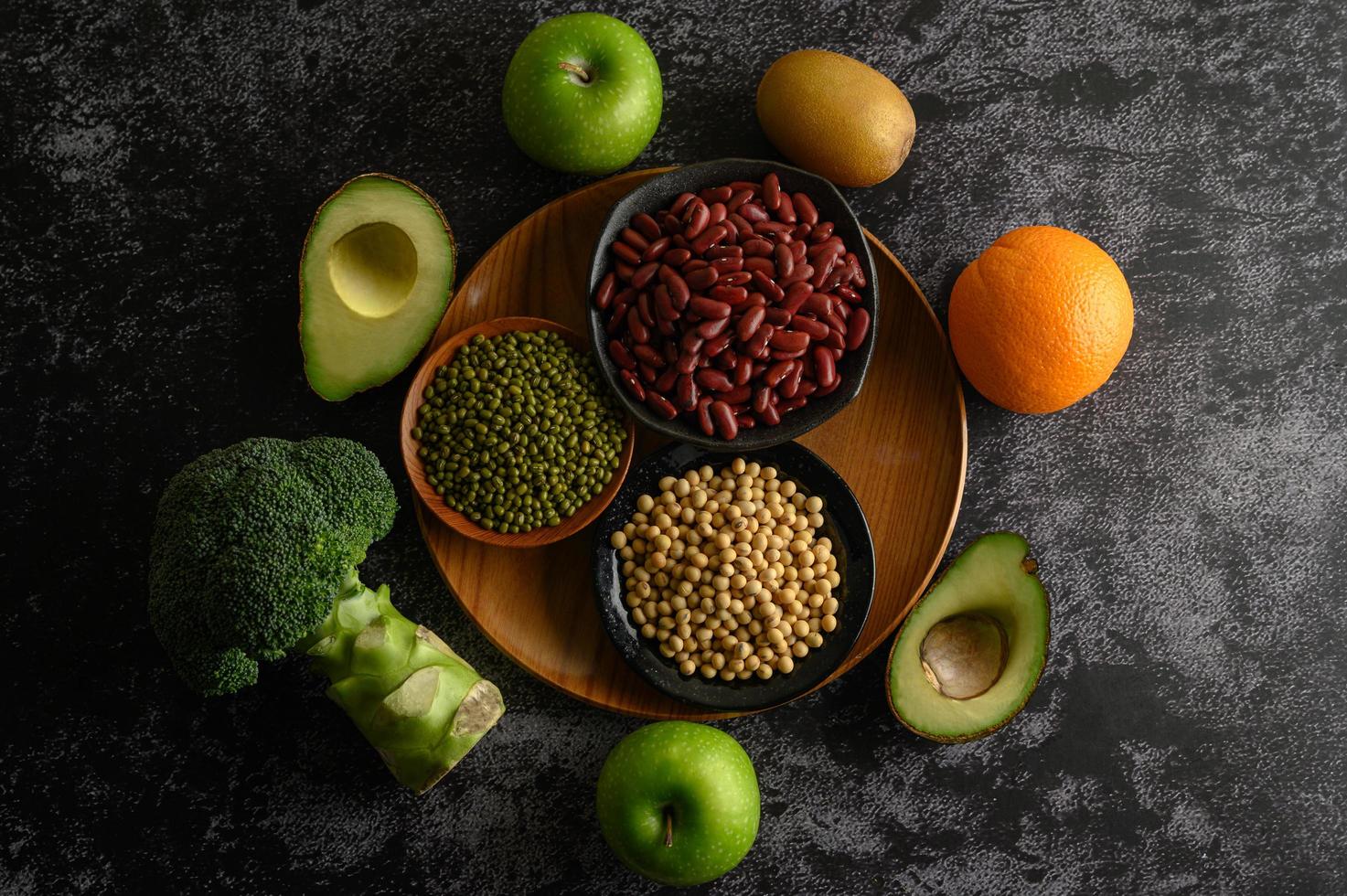 legumes e frutas em um fundo escuro foto