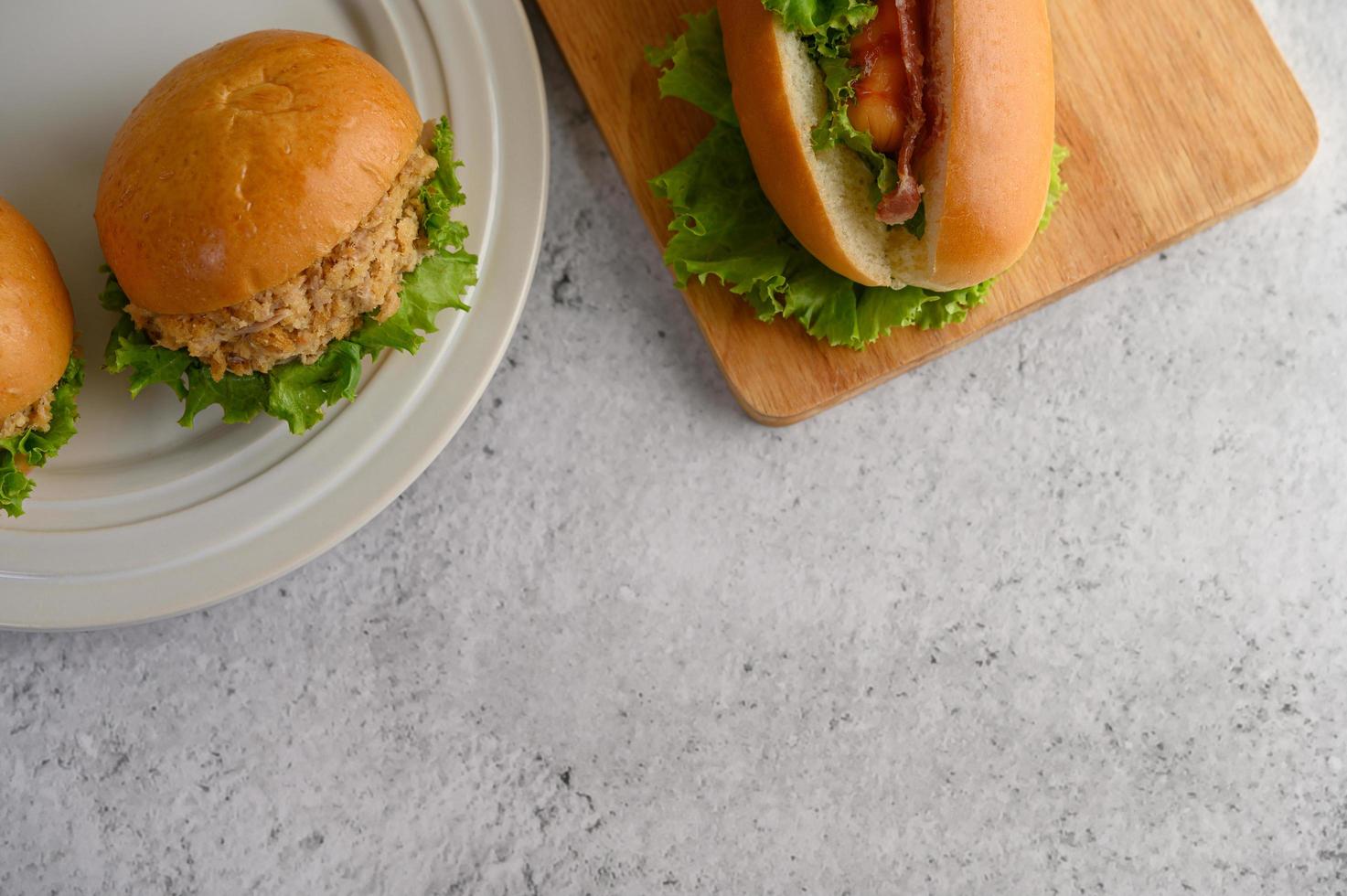 hambúrgueres e cachorro-quente com alface e molho de tomate foto