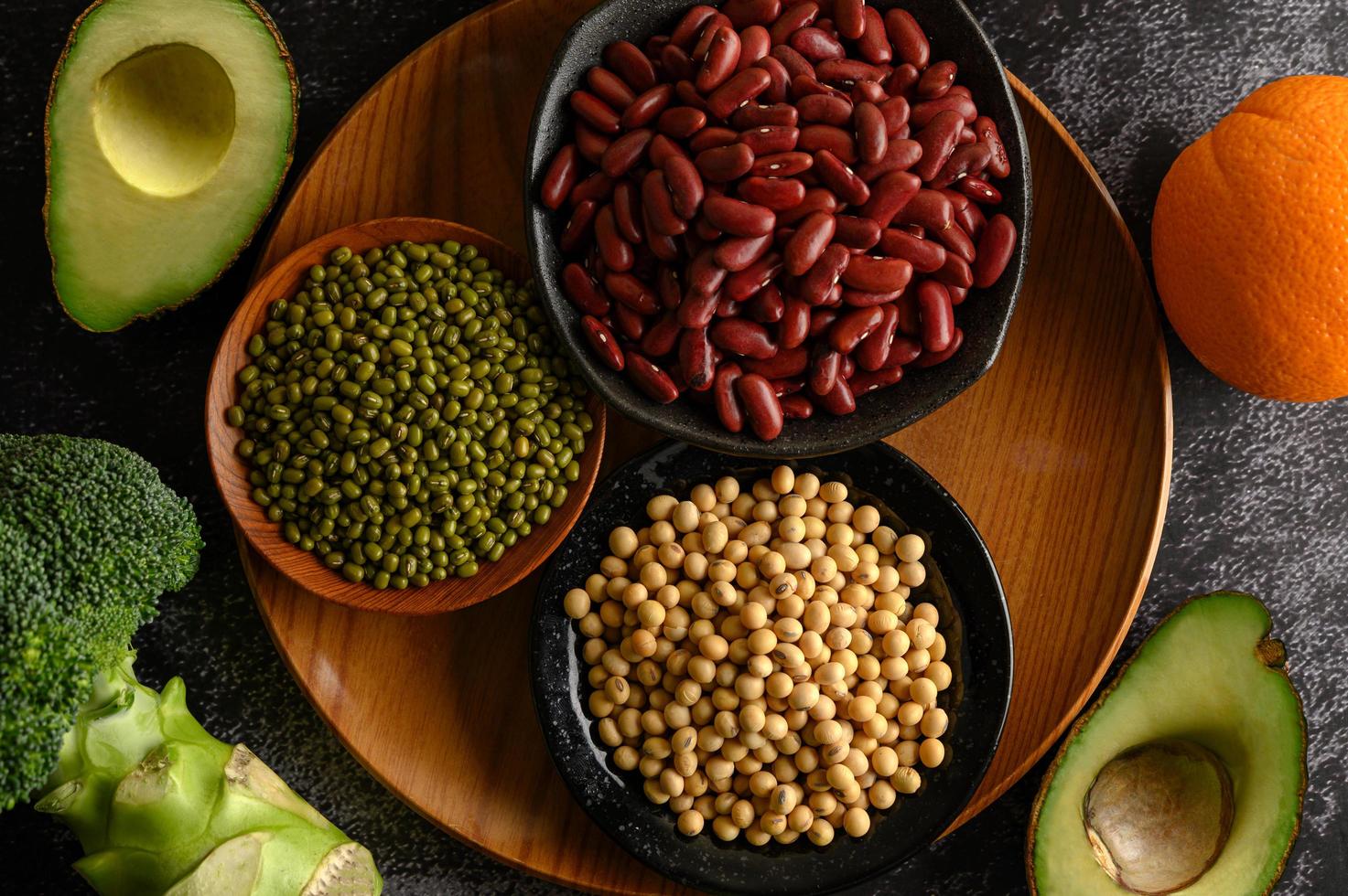 legumes e frutas em um fundo escuro foto