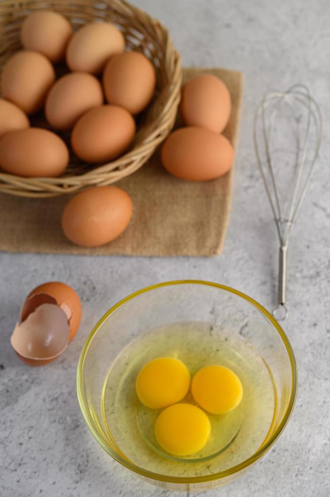 ovos orgânicos e óleo para preparação de panificação foto