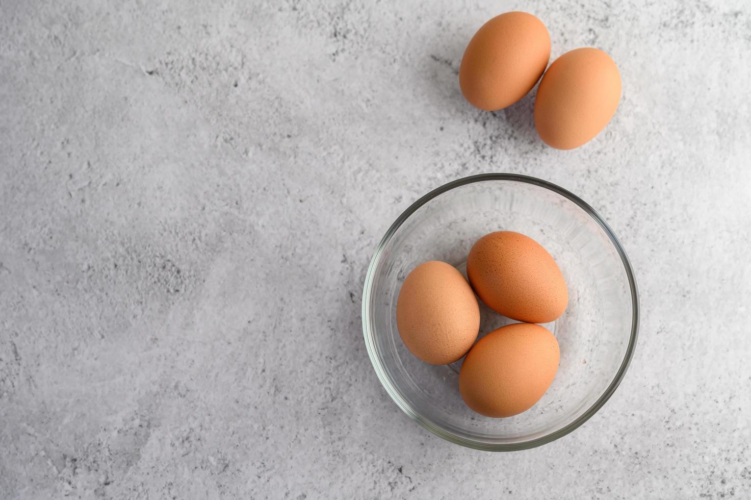 ovos marrons orgânicos em uma tigela de vidro foto