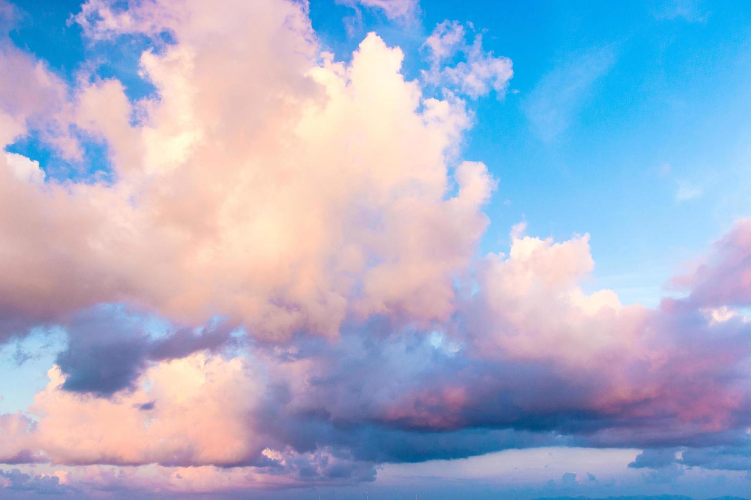 nuvens coloridas e céu azul foto