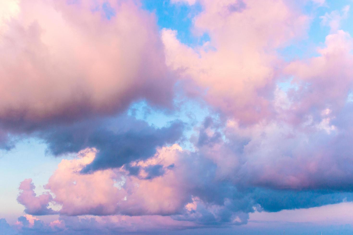 nuvens coloridas e céu azul foto