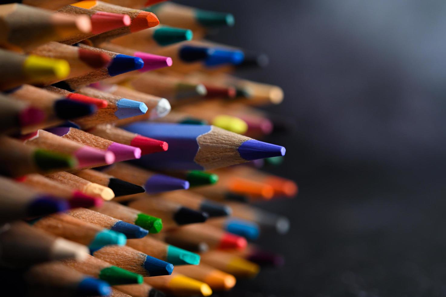 grupo close-up de lápis de cor, foco seletivo em azul foto