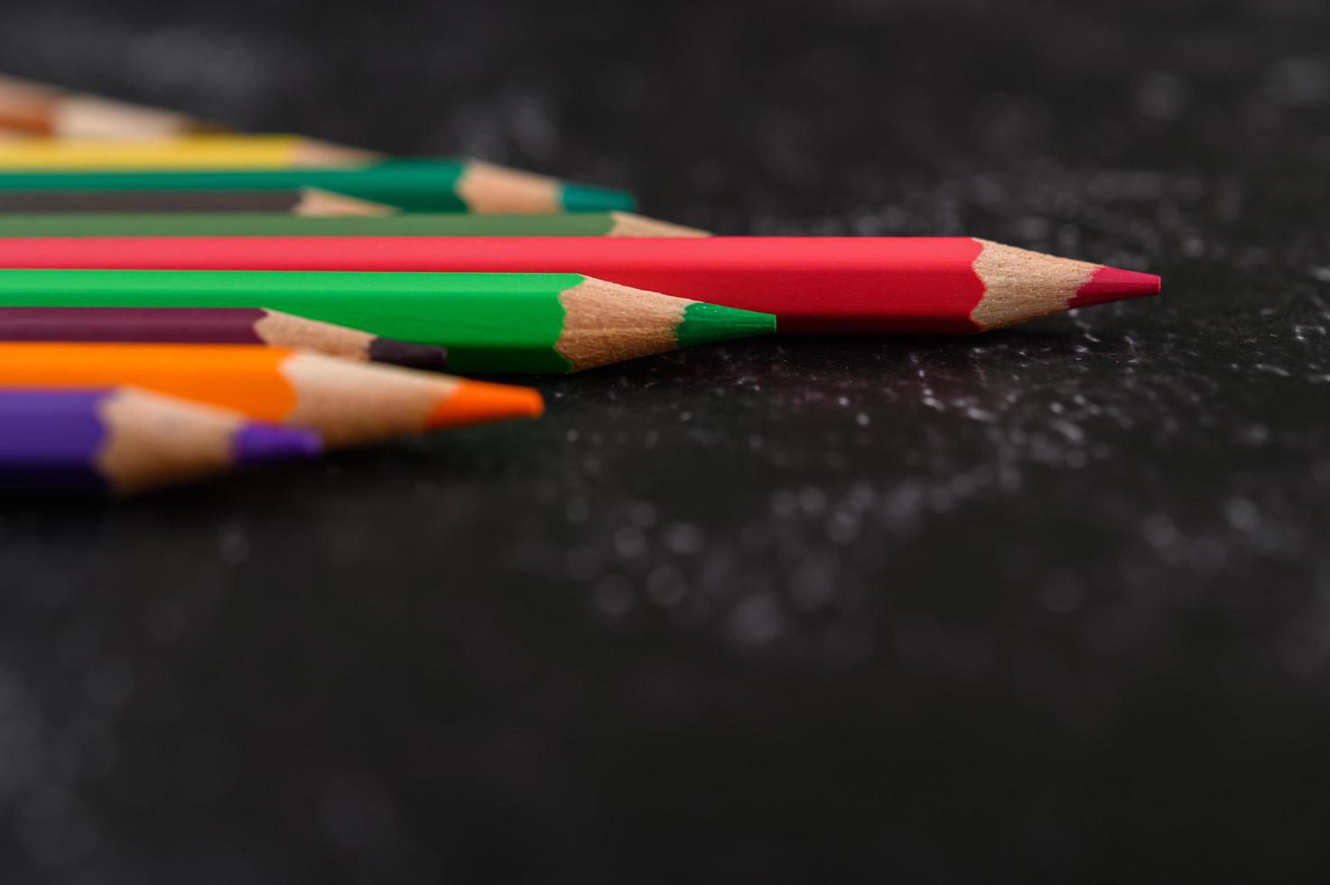 lápis de cera coloridos com formato de triângulo com espaço de cópia foto