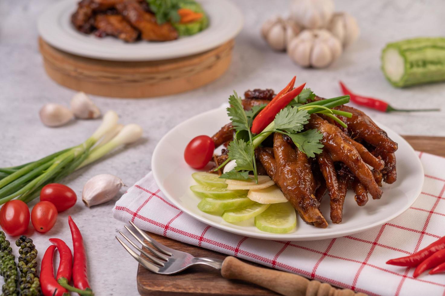 pés de frango frito doce com coentro, pimenta, pepino e tomate foto