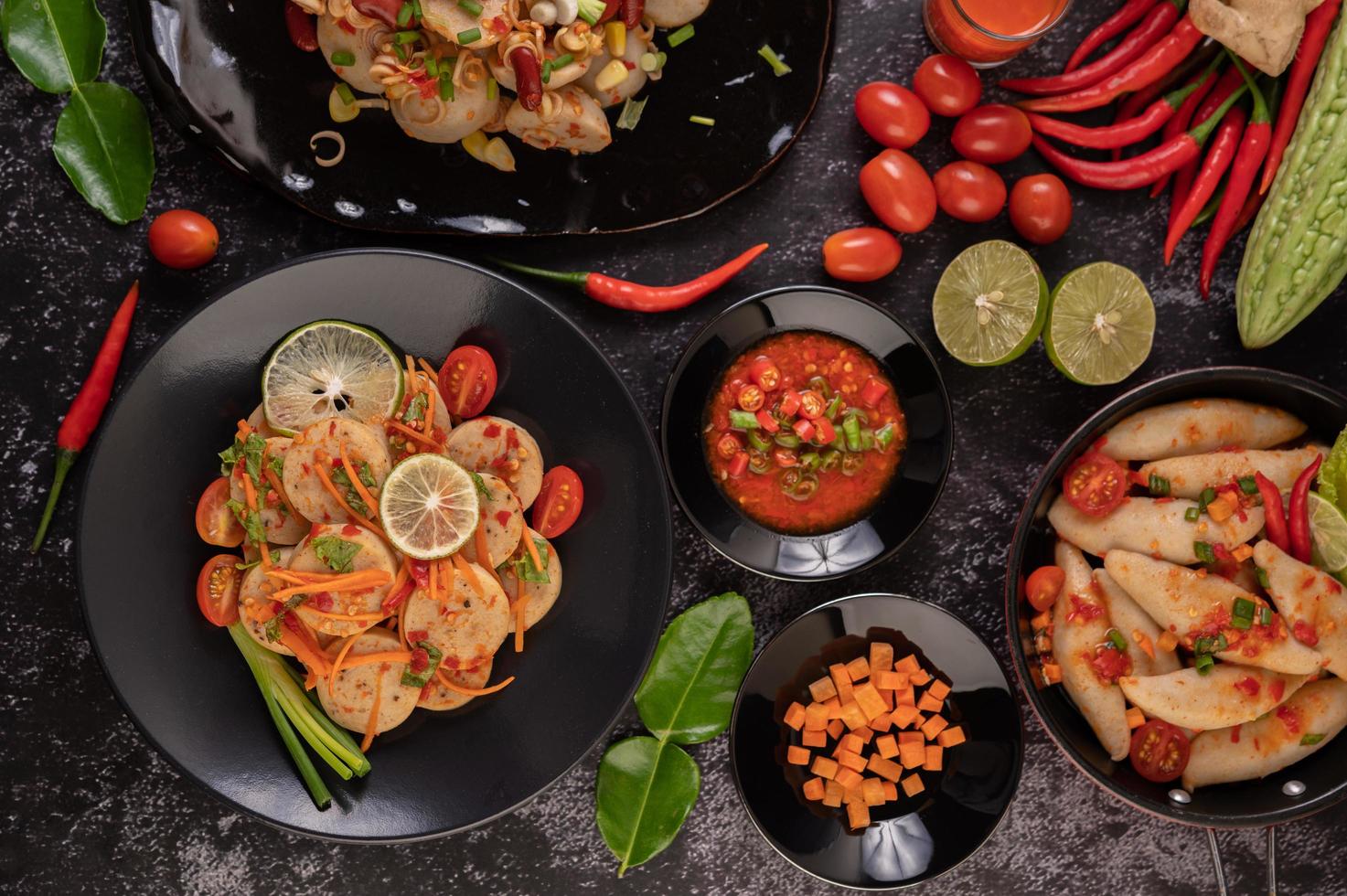 Salada de almôndega picante com pimenta, limão, alho e tomate foto