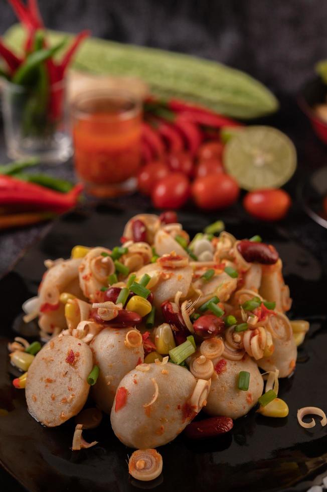 Salada de almôndega picante com pimenta, limão, alho e tomate foto