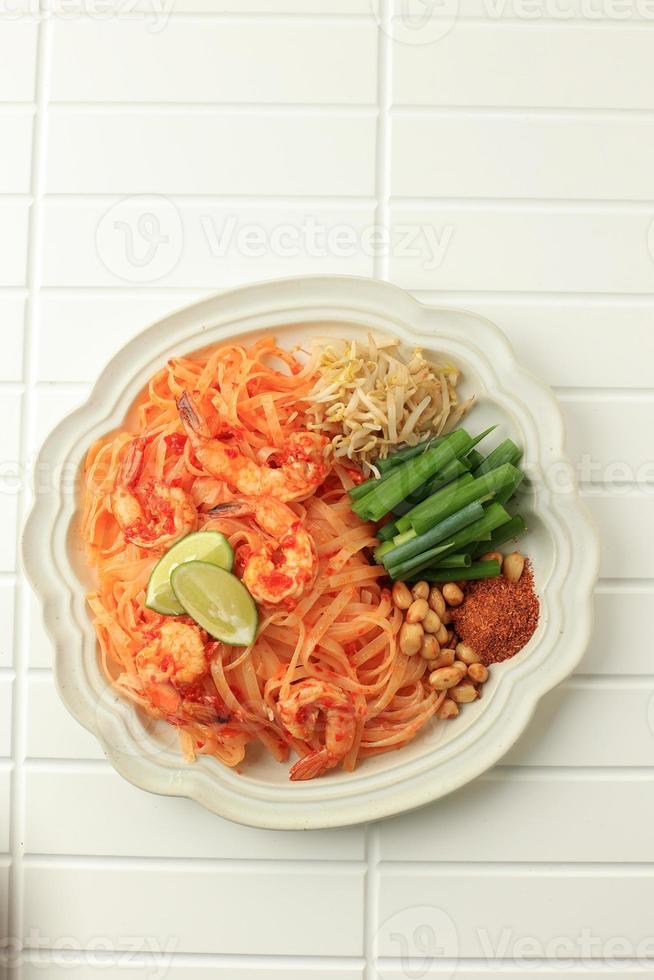 pad thai com camarão e legumes foto