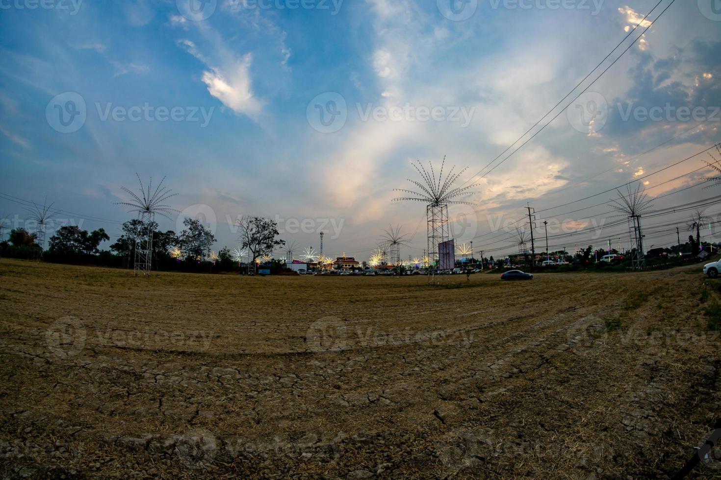 pôr do sol no fundo do céu azul foto