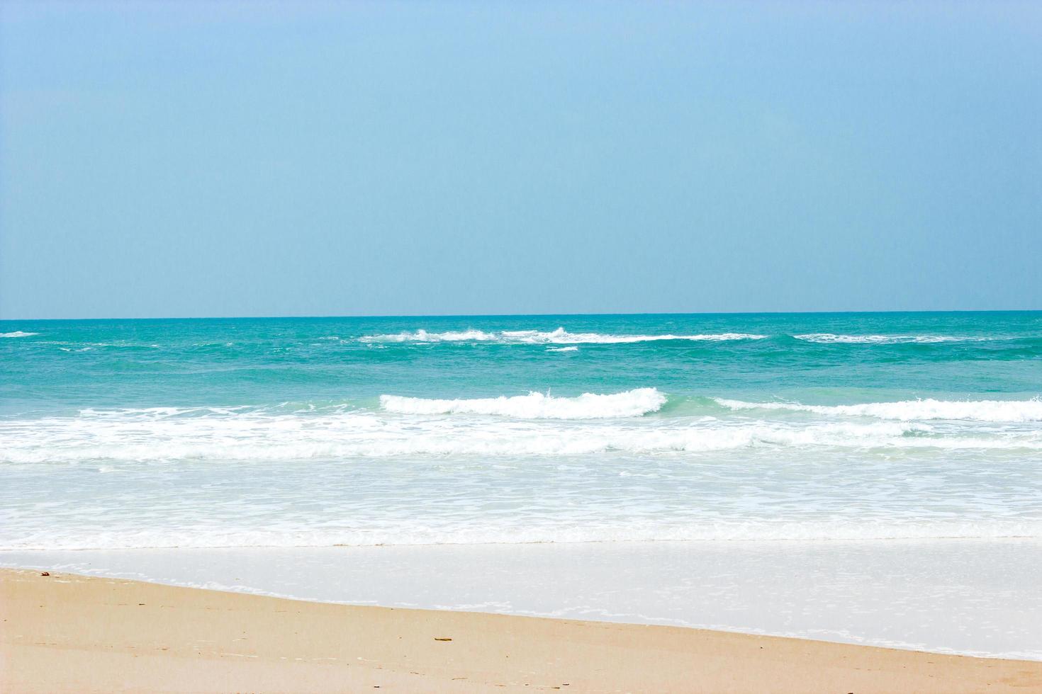 ondas do mar na praia foto