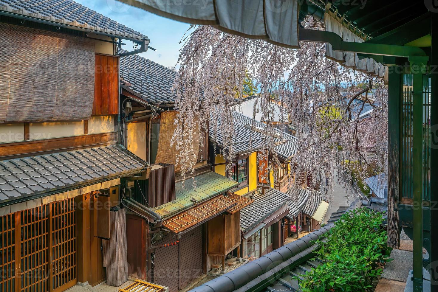 o distrito histórico de higashiyama em kyoto, primavera no japão foto