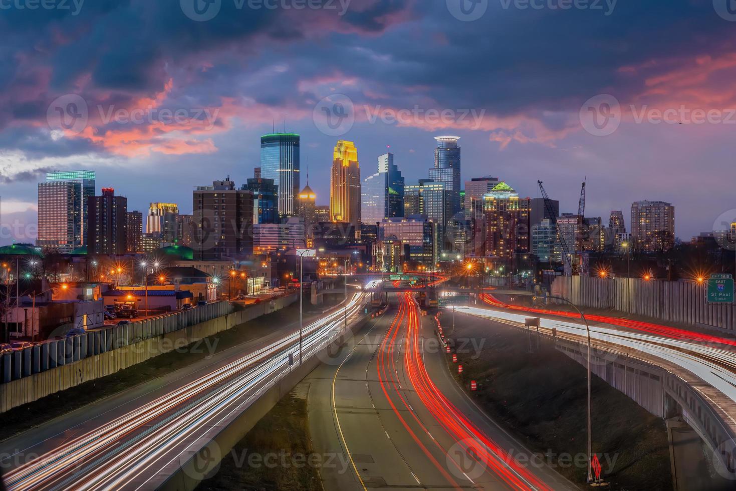 lindo horizonte da cidade de minneapolis no centro com semáforo ao pôr do sol foto