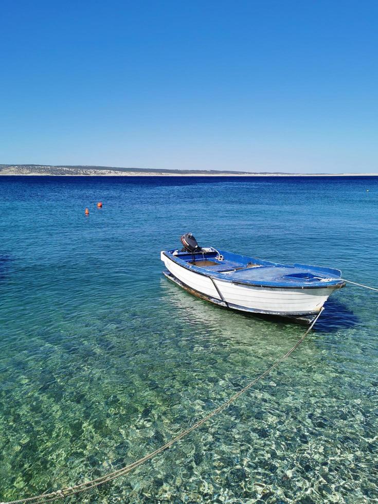 barco de pesca solitário na baía foto