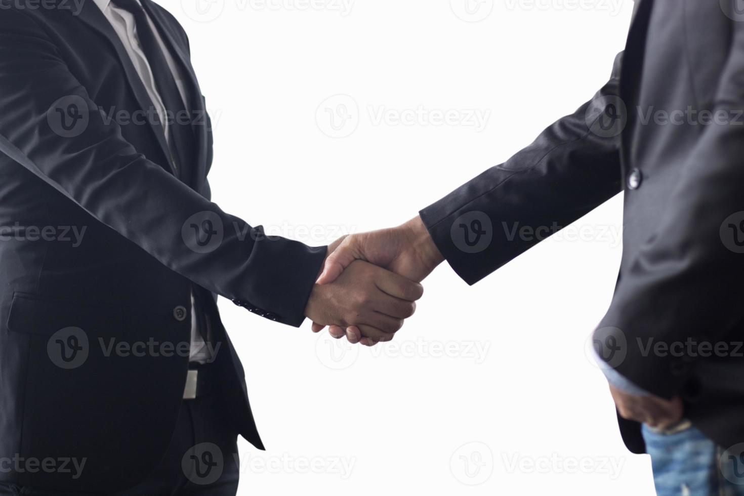 dois homens de negócios apertando as mãos foto