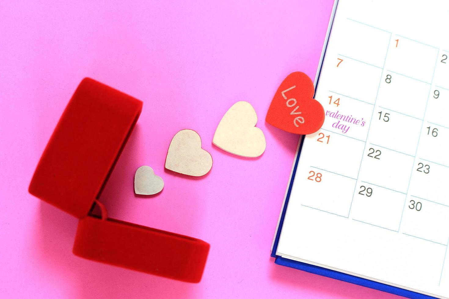 corações e calendário dos namorados foto