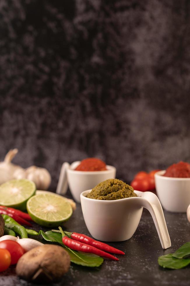 pasta de curry verde em uma xícara de cerâmica branca foto