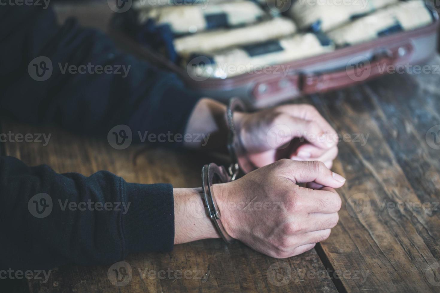 polícia prende traficantes de drogas foram presos junto com sua heroína. polícia prende traficante de drogas com algemas. conceito de lei e polícia, dia mundial antidrogas, 26 de junho, foto