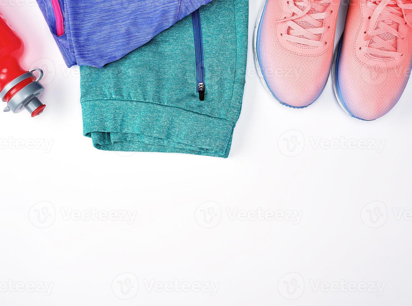 roupas esportivas e tênis rosa com cadarço foto