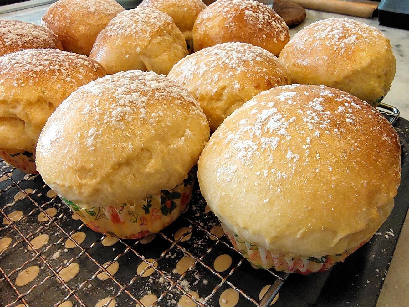 pão acabado de sair do forno, perfumado e delicioso. foto