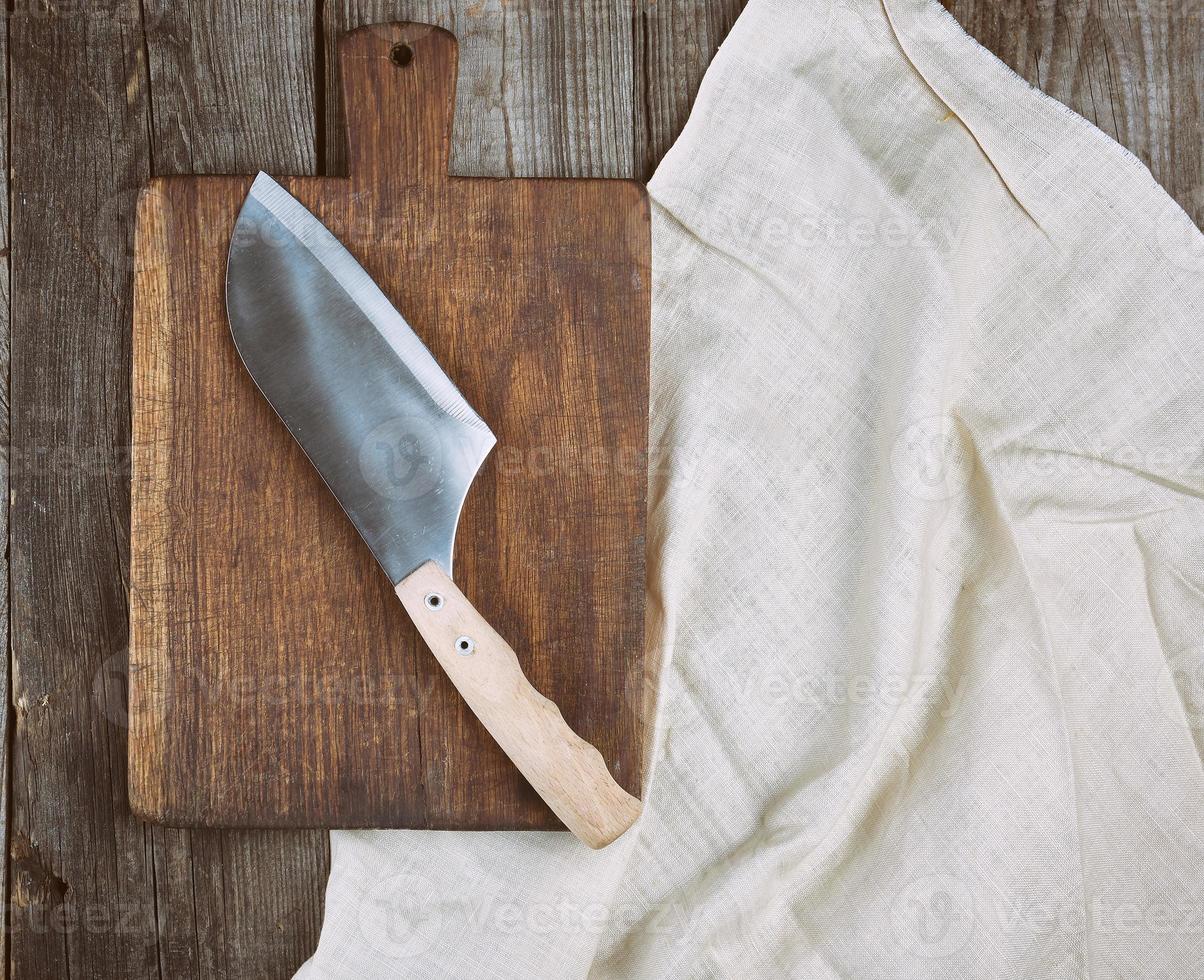 faca e tábua de corte de madeira marrom velha vazia foto