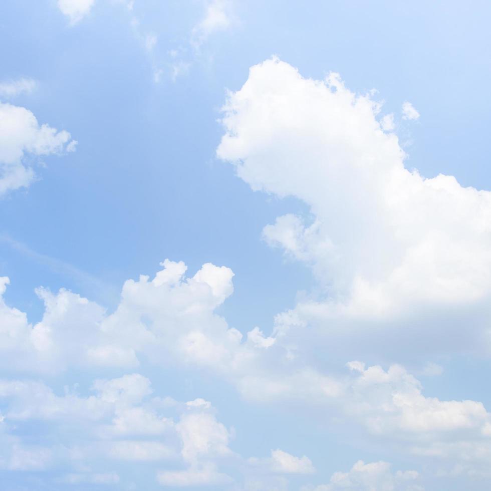 nuvens brancas no céu foto