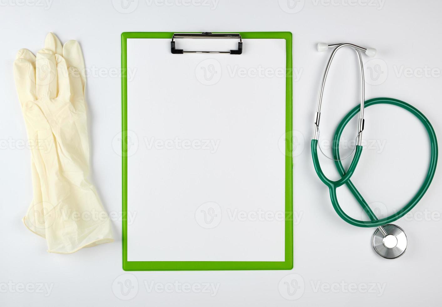 estetoscópio médico preto e suporte de papel verde foto