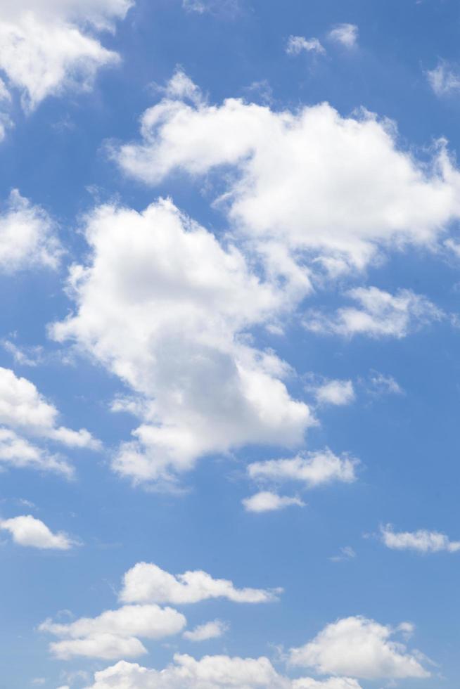 nuvens brancas no céu foto