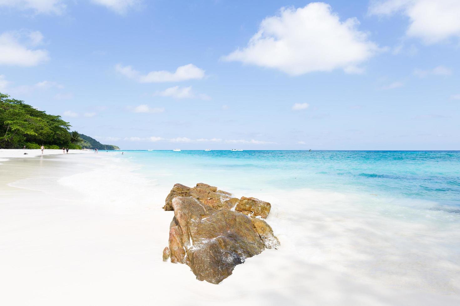 o mar em phuket na tailândia foto